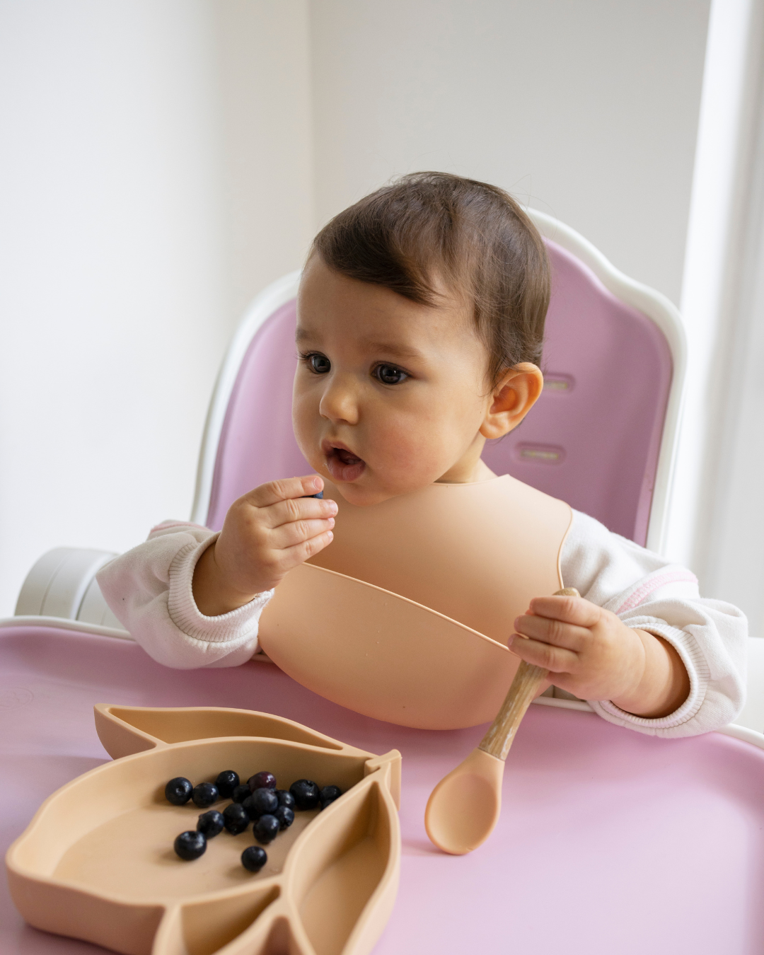 bébé mange avec vaisselle en silicone
