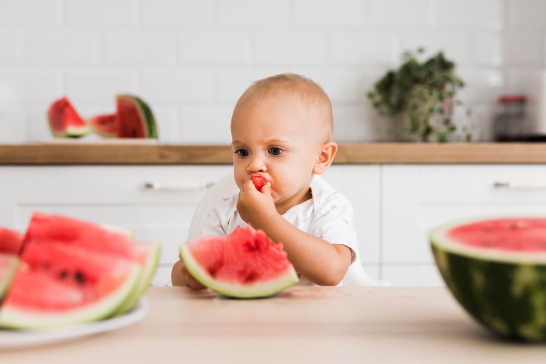 À quel âge bébé peut-il manger seul ?