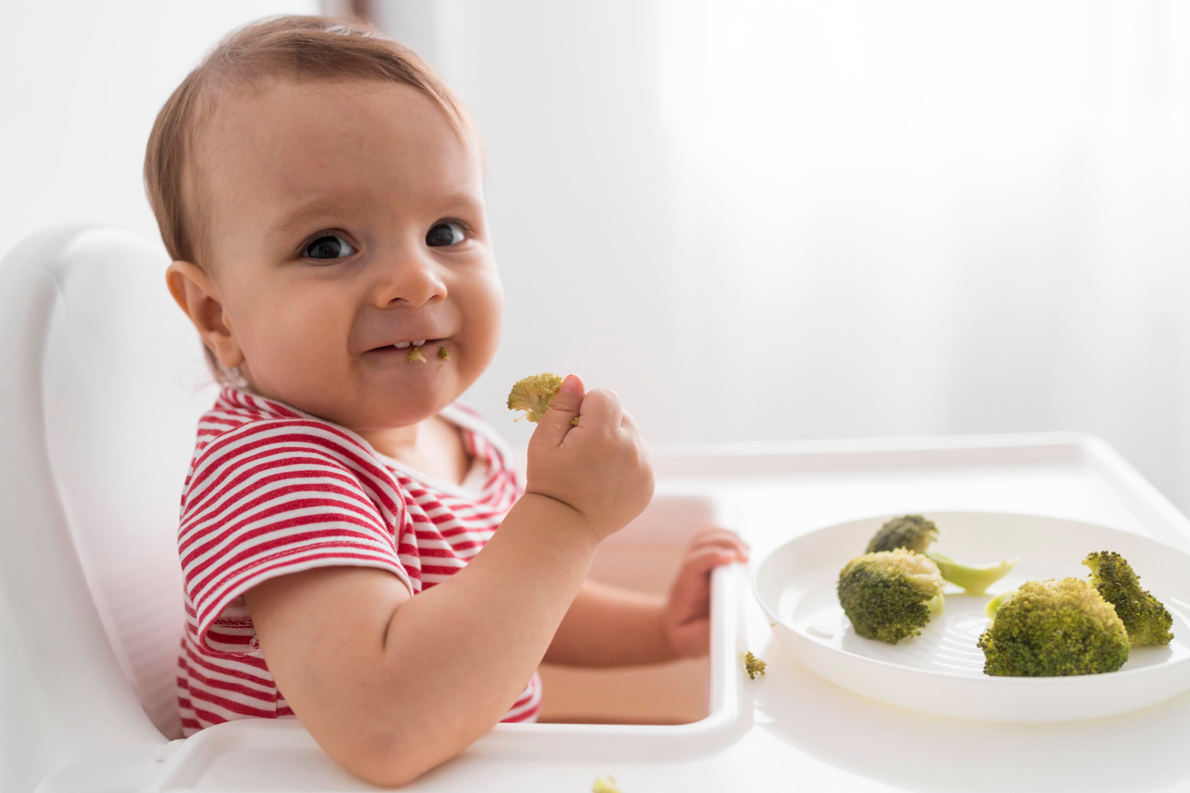 Pourquoi bébé mange mieux quand on ne le regarde pas
