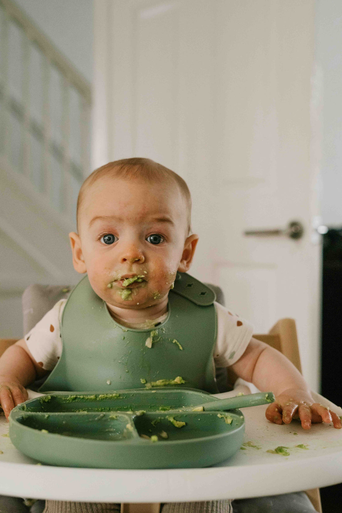 Les 10 erreurs les plus fréquentes lors des premiers repas de bébé (et comment les éviter)