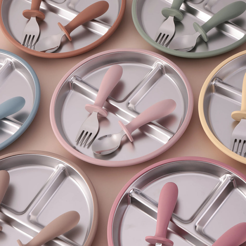 assiette bébé inox silicone compartimentée avec couverts cuillère et fourchette ensemble bébé 