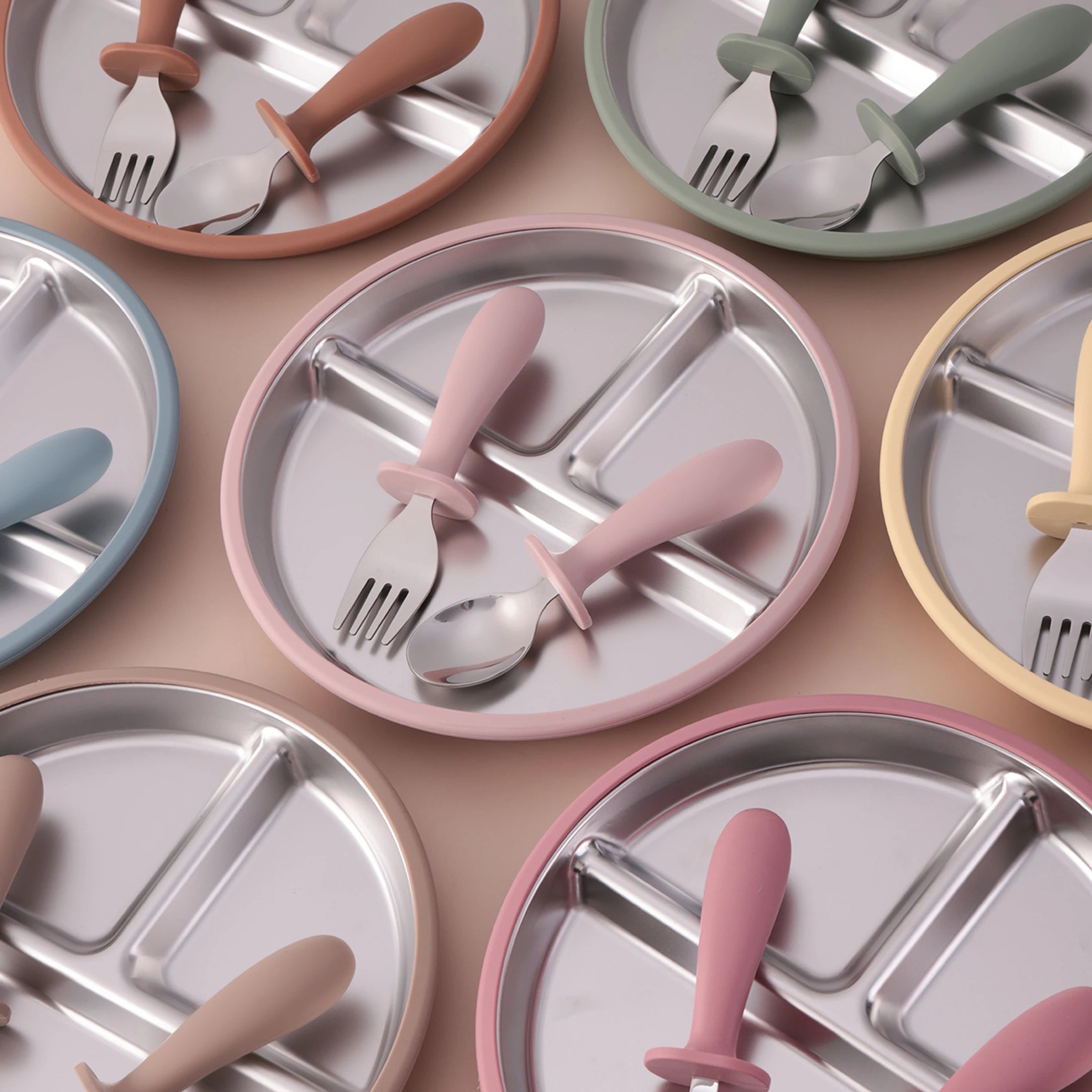 assiette bébé inox silicone compartimentée avec couverts cuillère et fourchette ensemble bébé 