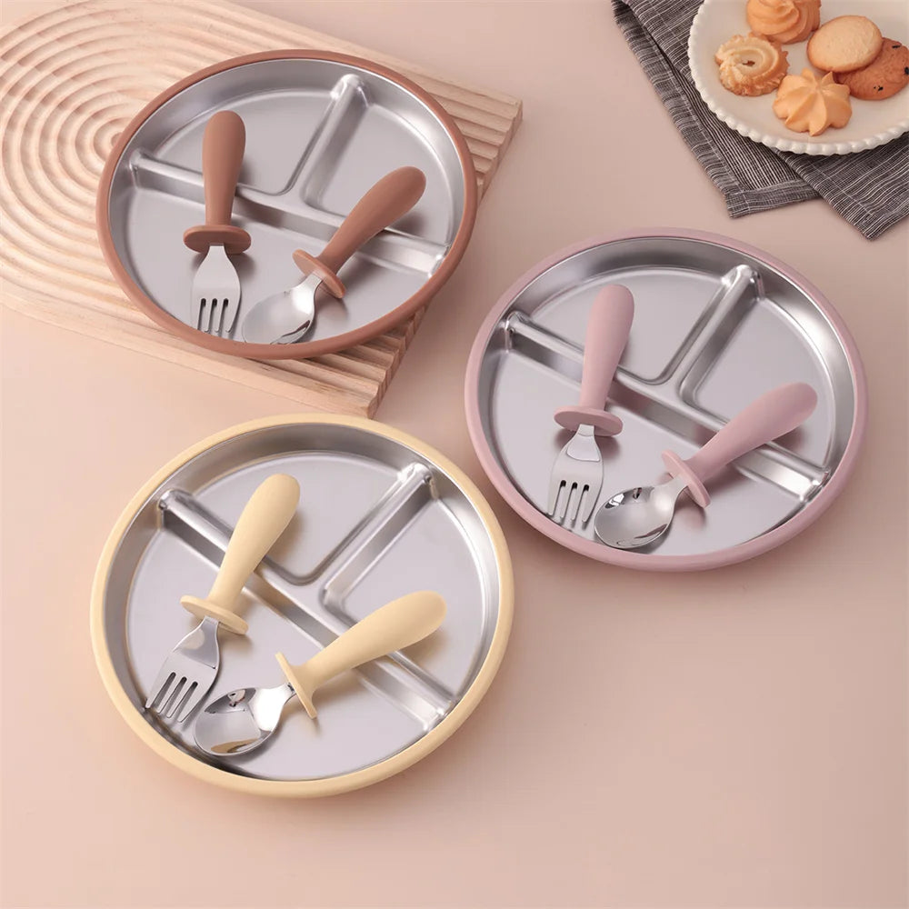 assiette bébé inox silicone compartimentée avec couverts cuillère et fourchette sans BPA