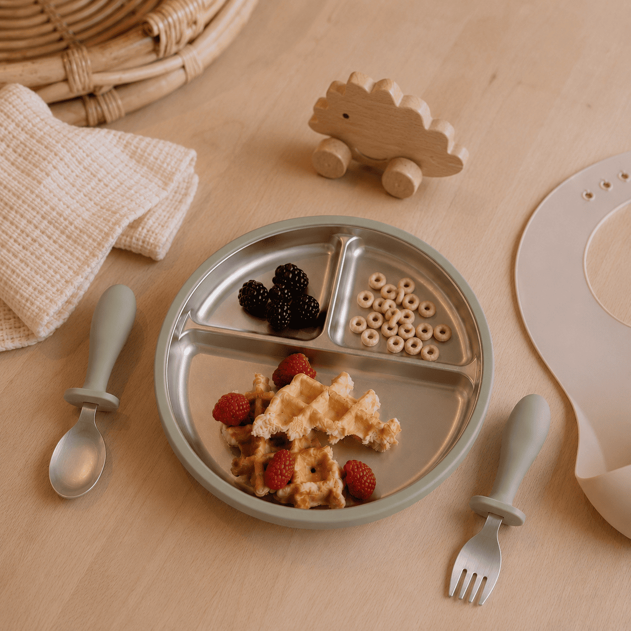 assiette bébé inox silicone ventouse compartimentée avec couverts cuillère et fourchette