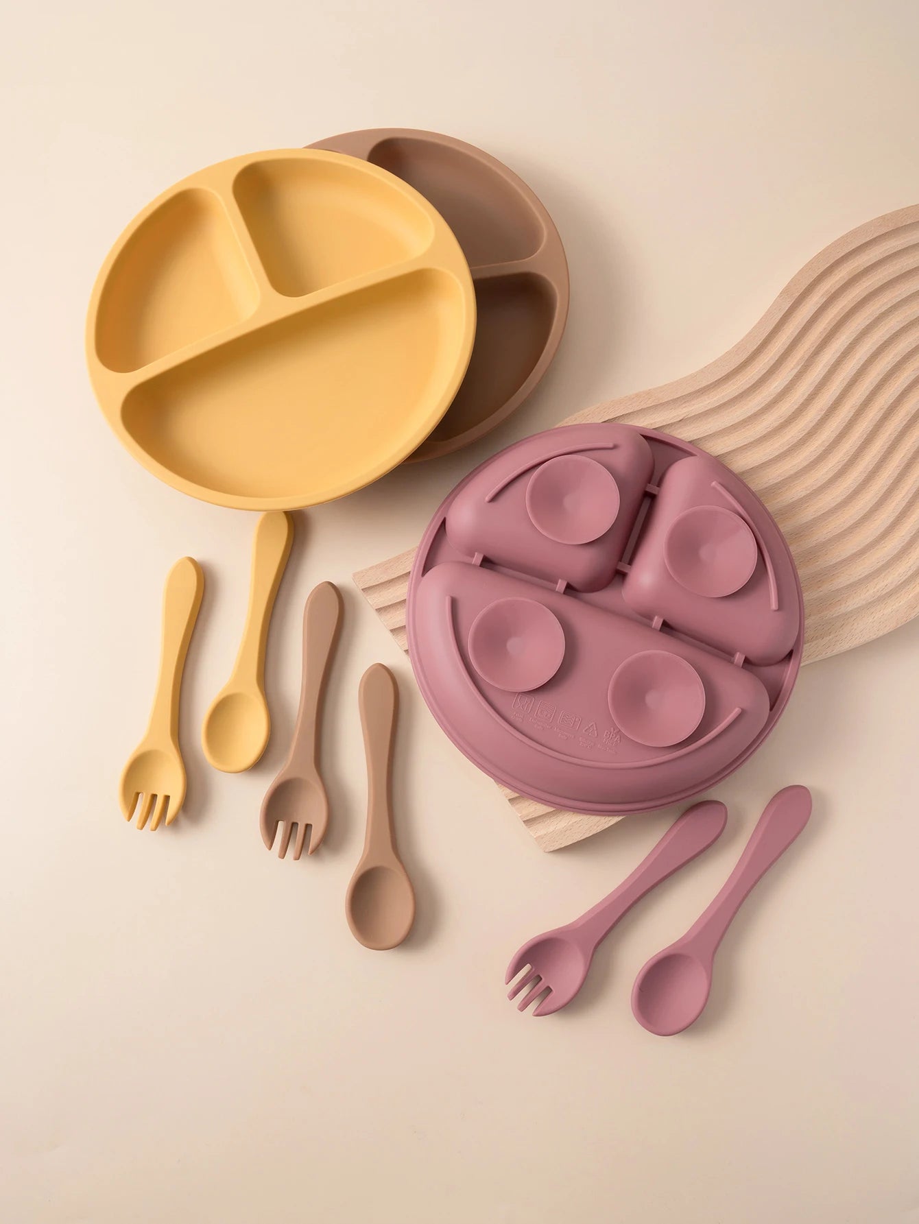 assiette bébé silicone compartimentée kit avec cuillère et fourchette