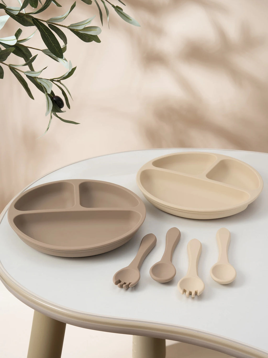 assiette bébé silicone compartimentée avec cuillère et fourchette