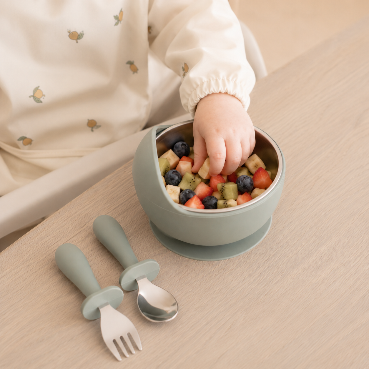 bol bébé inox silicone avec couverts vert pistache cuillère et fourchette