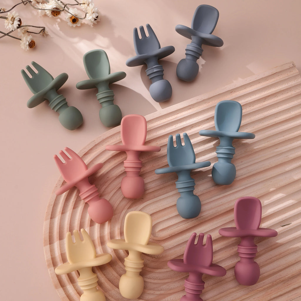 couverts bébé apprentissage silicone alimentaire cuillère et fourchette ergonomiques
