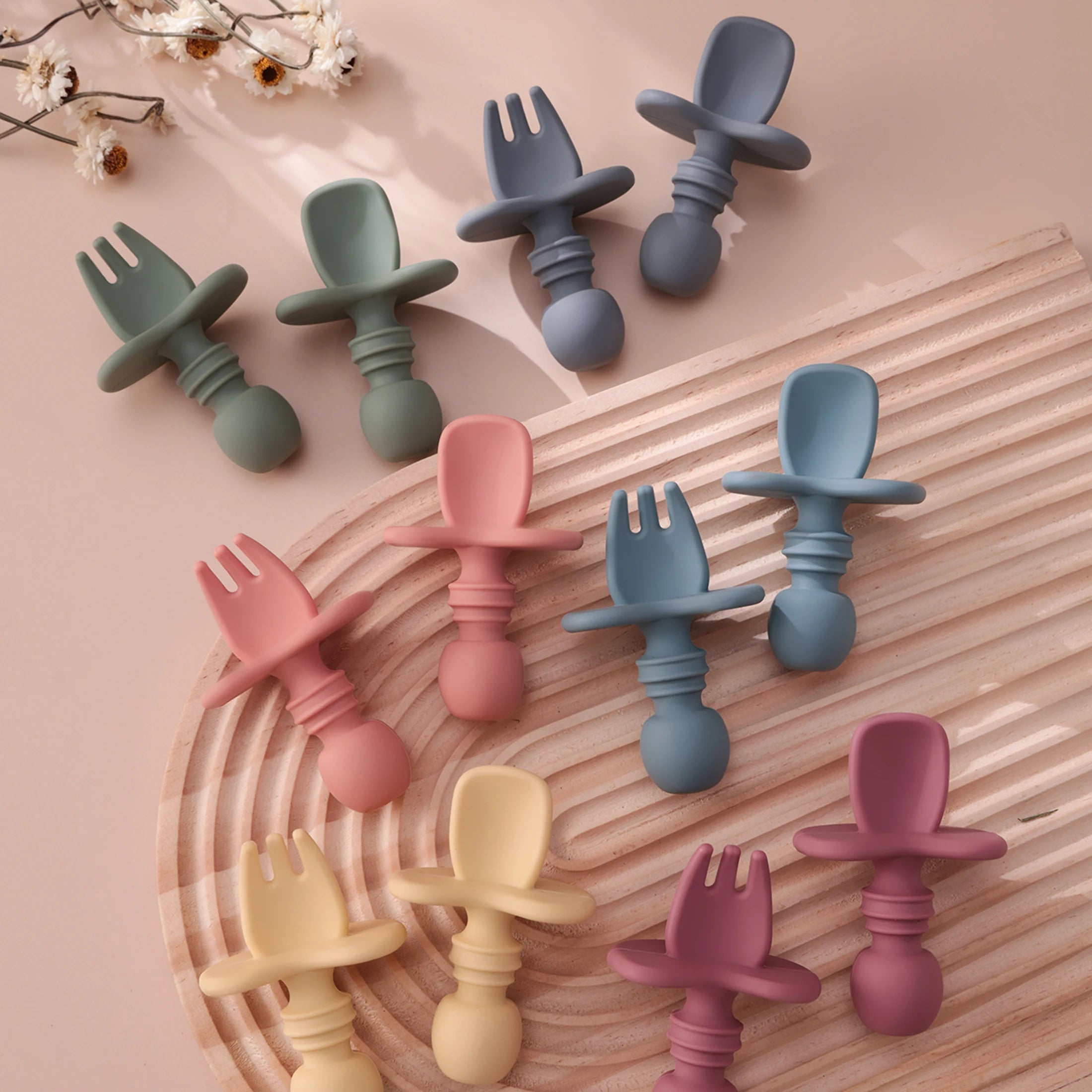 couverts bébé apprentissage silicone alimentaire cuillère et fourchette ergonomiques