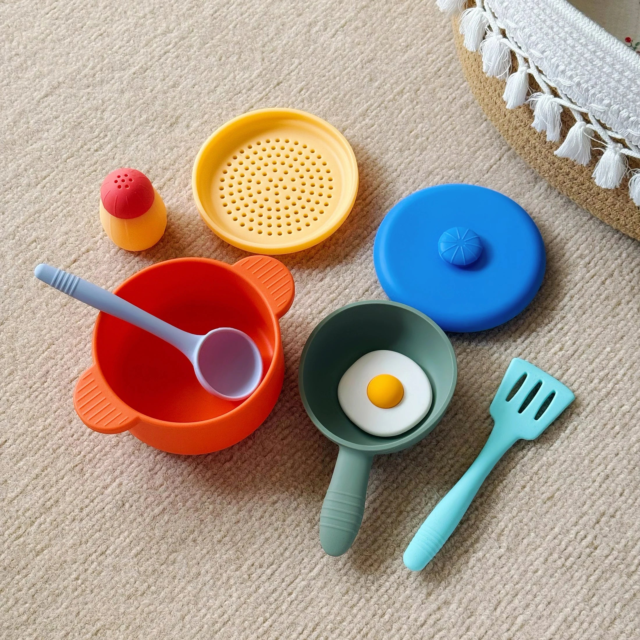 jouet bébé cuisine en silicone avec ustensiles repas cuillère et spatule pour éveil et imitation 