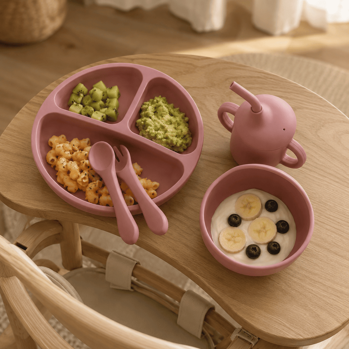 set repas bébé silicone antidérapant 5 pièces  assiette bol tasse couverts
