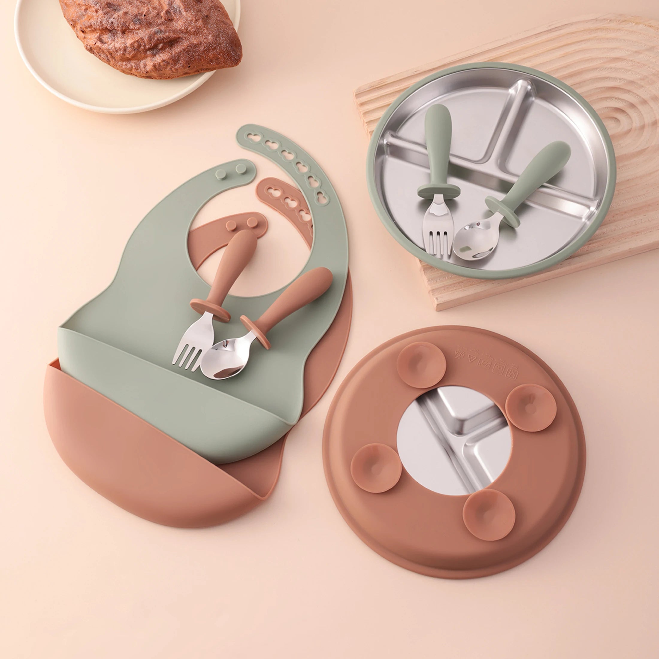 set repas bébé silicone inox 3 pièces avec assiette compartimentée cuillère et fourchette kit complet